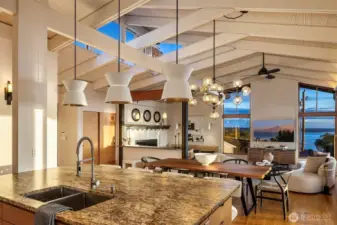 The large island offers great versatility of use: meal prepping, casual eating, net browsing or homeworking.