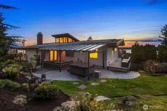 Discover the home from the backyard with its "spa" covered patio. Here firepit, jacuzzi and built-in TV.