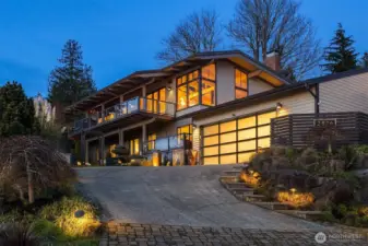 At twilight, the home takes on a mysterious and inviting look thanks to its strategic lighting.