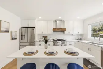 Large Island w/Seating & Storage