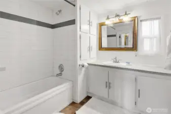 Full tub/shower bathroom between bedrooms.