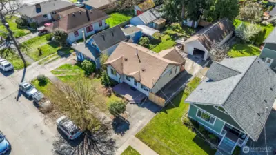 The neighbors homes have been cared for and updated throughout the years one perk of having an established area like the Lincoln district.