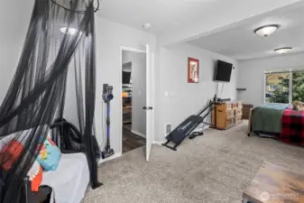 Lots of space in the main floor primary.