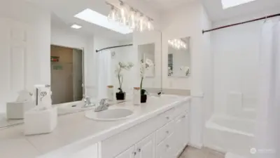 Full primary bath en suite features double sinks, large tub & shower, plus a walk-in closet.