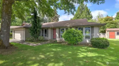 Charming rambler boasting a prime location in the coveted Juanita area of Kirkland.