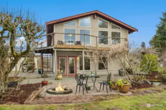 This lovely home sits equidistantly between the main town of Vashon, KVI beach and the public school system. The home sits on 1.3 acres of level land, surrounded by lovely gardens.