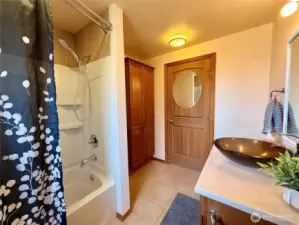 Another view of the bathroom.
