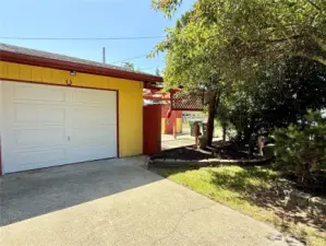 Front of the home with a view of the garage and side patio.