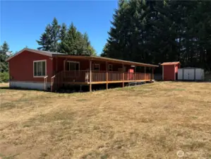 Large back covered deck.