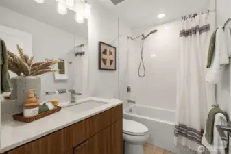A full bath for the two bedrooms to share