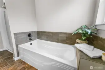 Gorgeous soaker tub w/tile surround