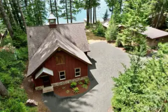Beautiful 3-car garage w/ 50-year Presidential roof and accented w/ stone.