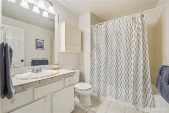 Full bath upstairs with tile detail