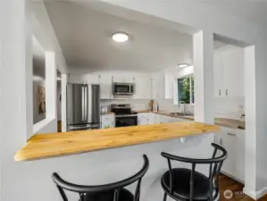 Eat-in kitchen/bar