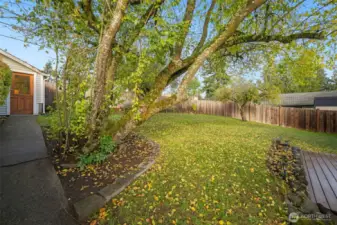 Looking for a detached space with its own dedicated entrance? Home business? Seeing clients? This is the perfect set-up.