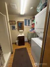 bathhouse w/washer/dryer/shower/toilet/own hot water heater