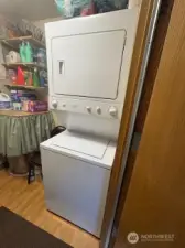 washer/dryer in bathhouse