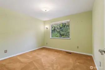 Other guest bedroom.