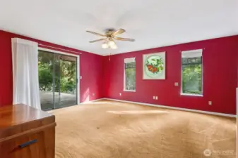 Spacious primary suite w/attached bath