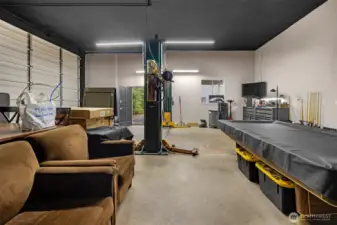 Primary shop area w/car lift