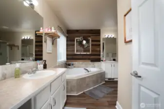 Primary 5 piece ensuite!