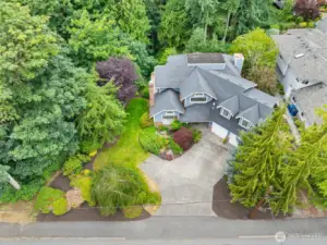 A well-connected home offering both community and Northwest lifestyle.