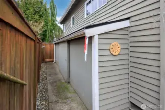Side yard w/matching lawn/storage shed. (sidewaks around entire home)