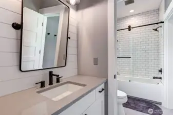 Jack N Jill bath, shared by Bedroom 3 & 4.