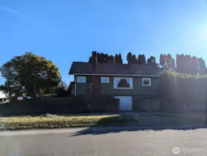 Side view on corner lot