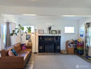 Spacious mantel, open LR