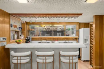 Love this swank bar!