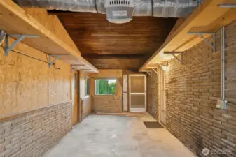 Tandem 2 car garage -- not easy to find a 2 car garage in Seattle!