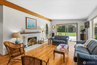 LR with Large slider to patio