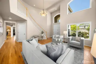 A circular floor plan means access to the family room or den/office straight down the hall, or reach the same through the dining/kitchen doorway at left.