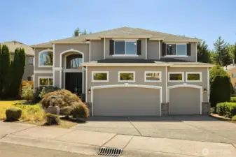 This turnkey home is located just 1 block from Carl Sandburg Elementary, a sought-after Lake Washington School District school.