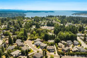 Perfectly central location; various parks, beaches, boat launches to Lake Washington, and downtown Juanita are all less than 10 minutes away