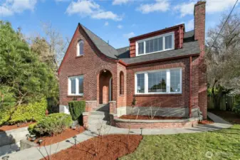 Welcome home to this classic Tudor in Seattle’s Maple Leaf neighborhood.