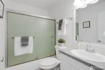Full bath in the hallway.