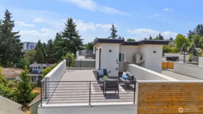 Tranquil rooftop views sweep across the surrounding classic Seattle neighborhood, with lush treetops and charming homes in sight. Picture yourself here in the evenings, watching the sunset paint the sky in warm colors.