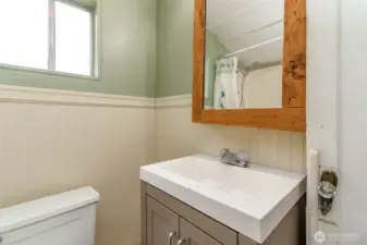 Shared full bathroom -