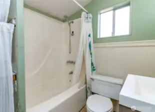 Shared full bathroom -