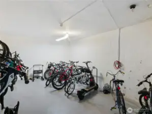 Bike storage room-perfect for cruising Alki!