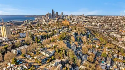 Walk to Seahawks/Mariners/Sounders plus grocery/cafes/ city living!