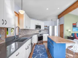 Stylish well equipped kitchen, (Fir)Door to center right is a pantry.