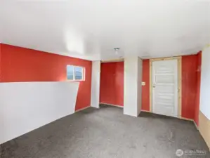 Bonus room/office off pumphouse/shop