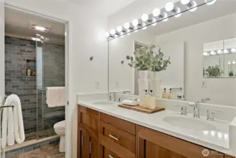 Updated Primary en-suite bath