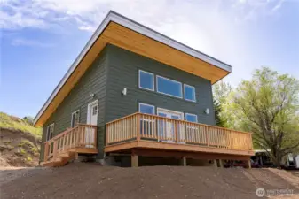 New modern home with peekaboo mountain views and in town energy!