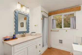 Full ensuite bathroom