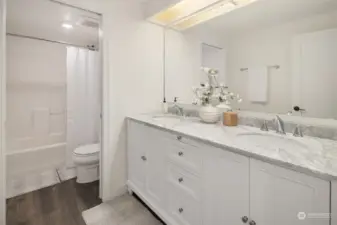 The renewed main/guest bathroom carries the same light and bright theme