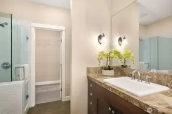 5 piece bath w/large soaking tub and walk in closet